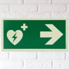 aed hinweisschild mit pfeil nach rechts langnachleuchtend wand