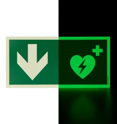 defibrillator aed hinweisschild mit pfeil nach unten bzw hinten photolumineszierend, langnachleuchtend halb halb