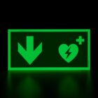 defibrillator aed hinweisschild mit pfeil nach unten bzw hinten photolumineszierend, langnachleuchtend leuchtend