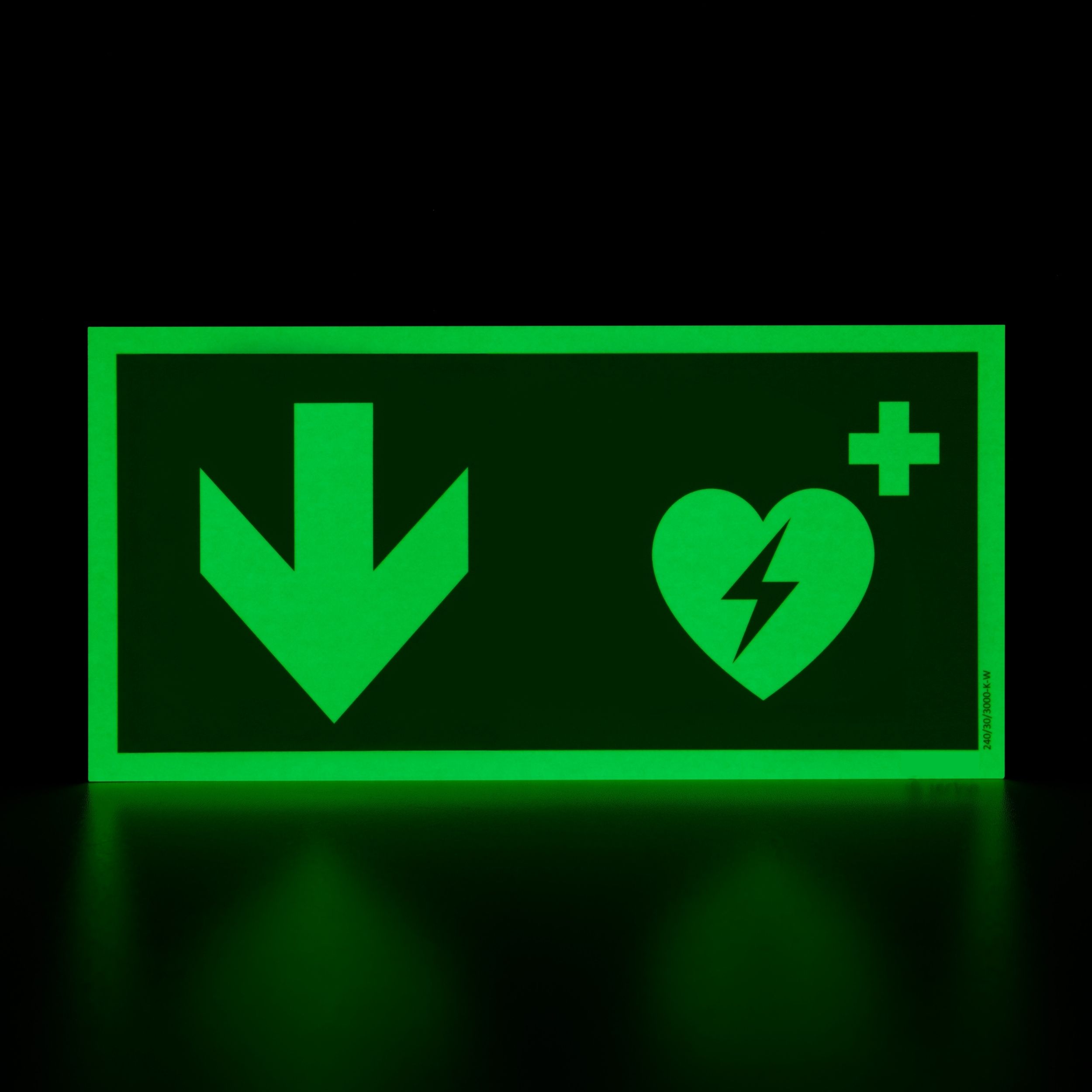 defibrillator aed hinweisschild mit pfeil nach unten bzw hinten photolumineszierend, langnachleuchtend leuchtend