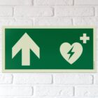defibrillator aed hinweisschild mit pfeil nach vorne bzw oben langnachleuchtend beispiel