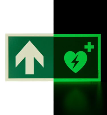 defibrillator aed hinweisschild mit pfeil nach vorne bzw. oben photolumineszierend, langnachleuchtend halb halb