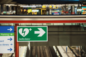 defibrillator aed zeichen am bahnhof