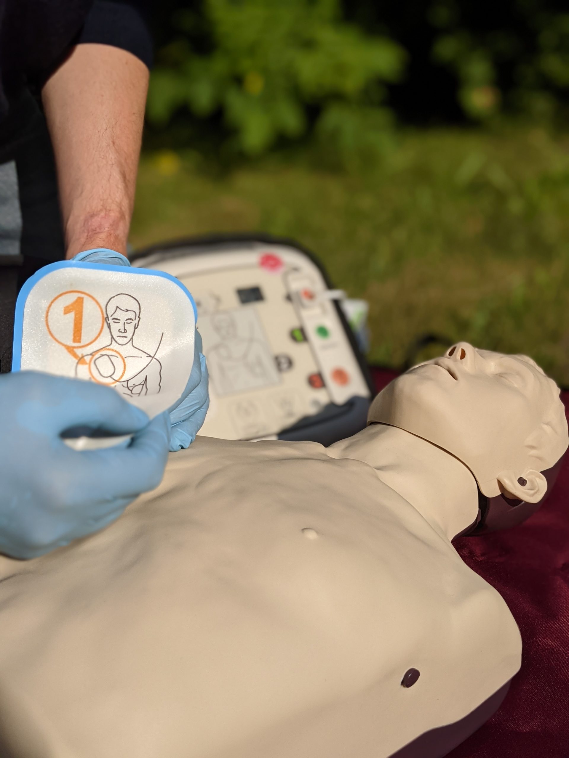 Defibrillationselektroden des iPAD CU-SP1 anbringen